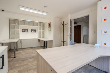 Prodej objektu k podnikání a bydlení, ulice Přátelství Praha 10 Uhřiněves