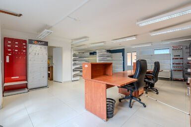 Prodej objektu k podnikání a bydlení, ulice Přátelství Praha 10 Uhřiněves