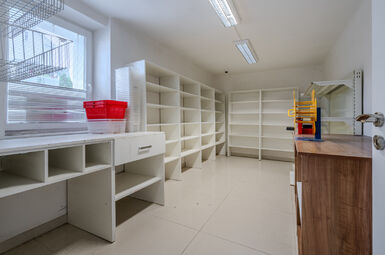 Prodej objektu k podnikání a bydlení, ulice Přátelství Praha 10 Uhřiněves