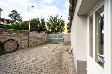 Prodej objektu k podnikání a bydlení, ulice Přátelství Praha 10 Uhřiněves