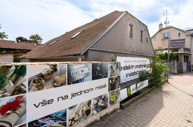 Prodej objektu k podnikání a bydlení, ulice Přátelství Praha 10 Uhřiněves